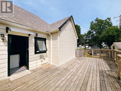 #REAR - 70 COURTWRIGHT STREET 2 Beds Apartment for Rent