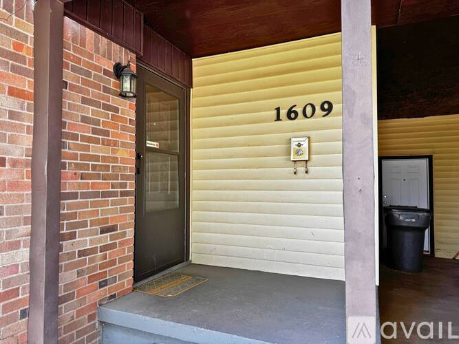 A house numbered 1609 is available for rent.