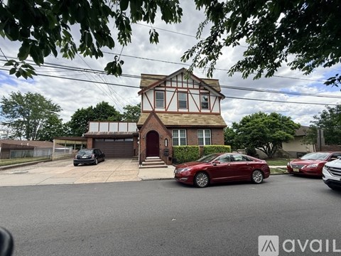 182 Farnham Avenue 4 Beds Apartment for Rent