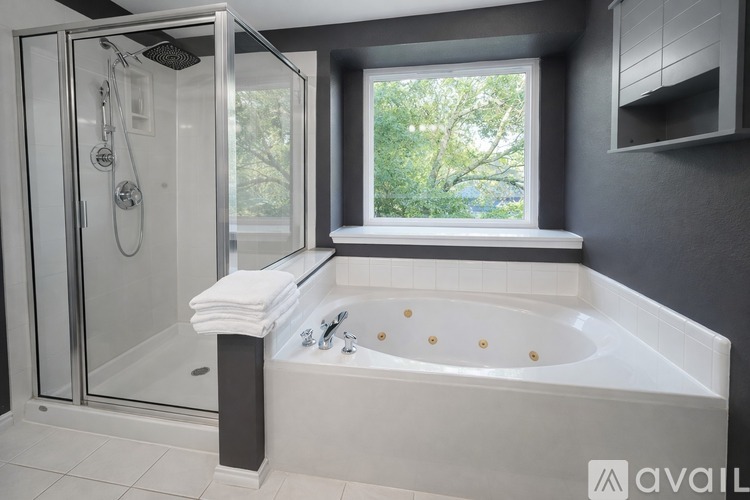706 Hilltop Drive 5 Beds Single Family Home for Rent - Photo gallery 3