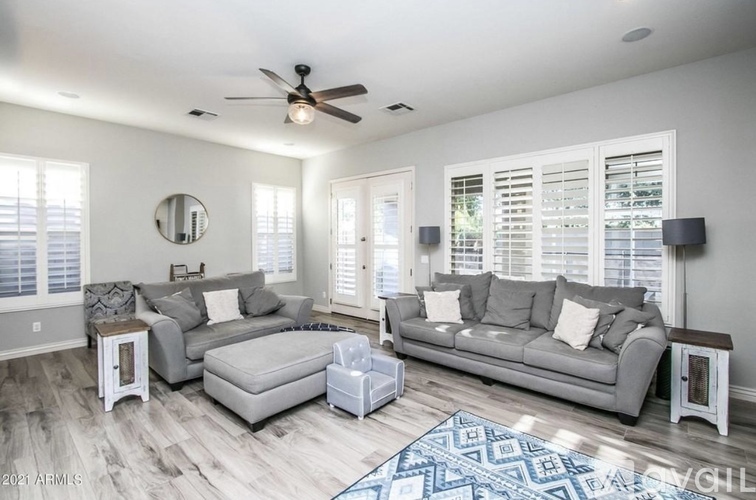 2560 E Wisteria Dr 4 Beds Single Family Home for Rent - Photo gallery 3
