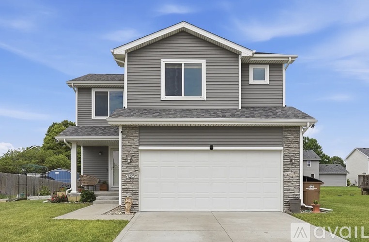 725 17th St SE 4 Beds Single Family Home for Rent - Photo gallery 1