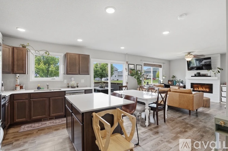 725 17th St SE 4 Beds Single Family Home for Rent - Photo gallery 3