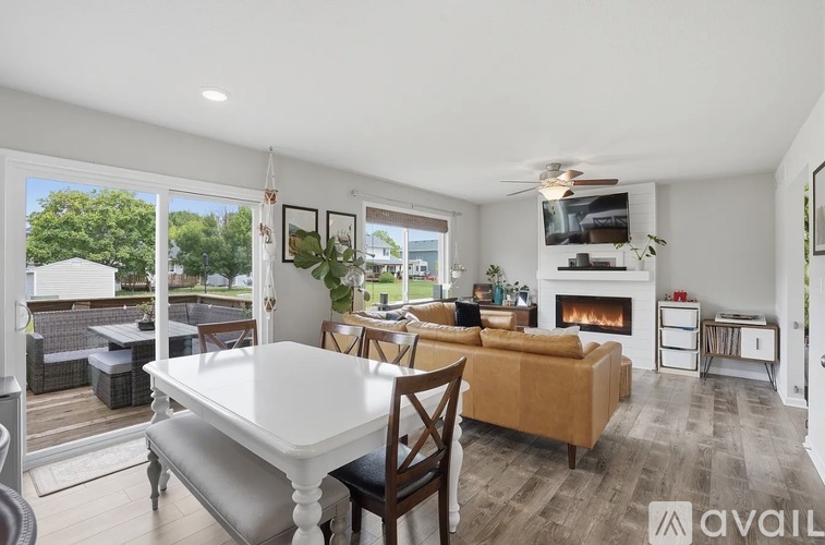 725 17th St SE 4 Beds Single Family Home for Rent - Photo gallery 4
