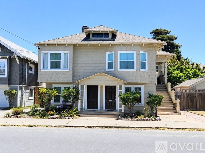 1012 Oak St 1 Apartment for Rent - Photo gallery 1