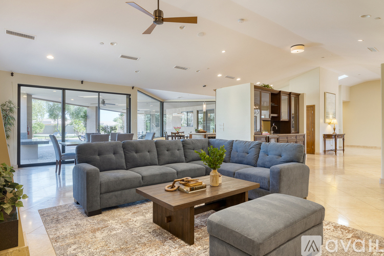 10775 E Sunnyside Dr 5 Beds Single Family Home for Rent - Photo gallery 5