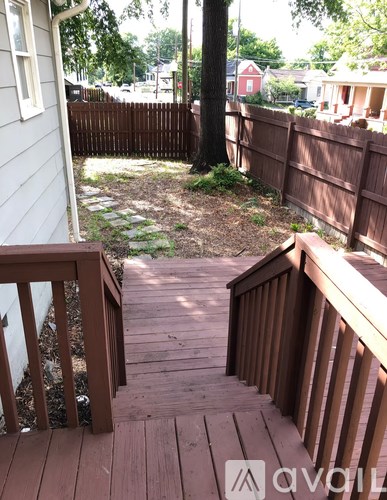 909 College Street 3 Beds Apartment for Rent