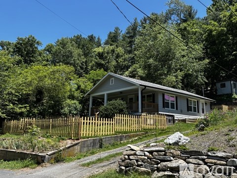 23 Sycamore St 2 Beds Apartment for Rent