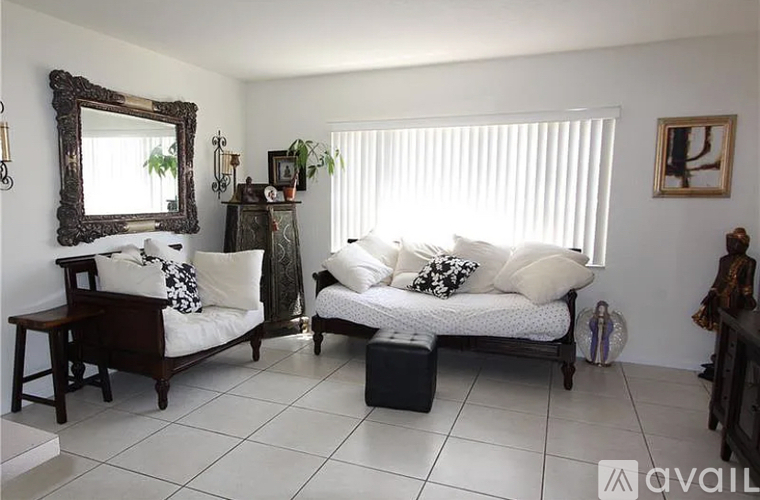 2230 Northeast 56th Place 2 Beds Condo for Rent - Photo gallery 1