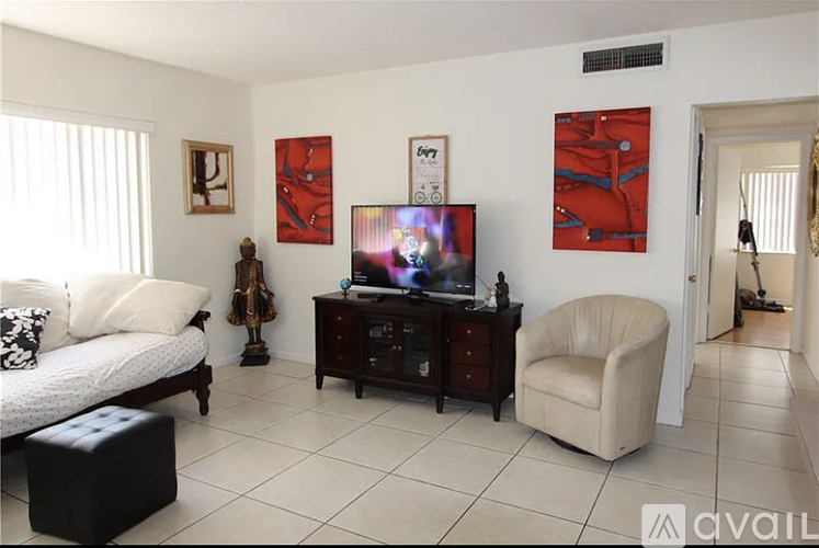 2230 Northeast 56th Place 2 Beds Condo for Rent - Photo gallery 2