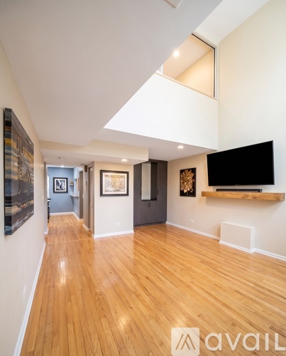 1033 West Wolfram Street, REAR Coach House 3 Beds Single Family Home for Rent - Photo gallery 5