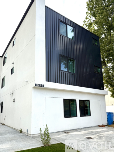 1597 W 37th St 6 Beds Apartment for Rent - Photo gallery 4