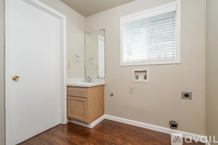 506 Oakview Road 3 Beds Single Family Home for Rent - Photo gallery 2