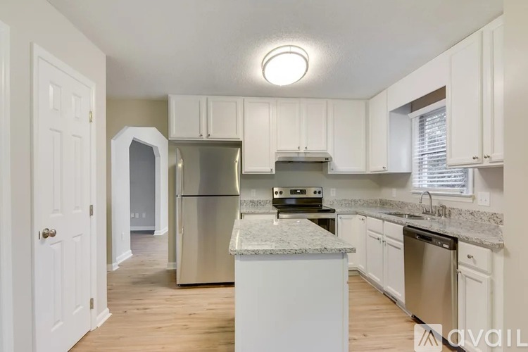 506 Oakview Road 3 Beds Single Family Home for Rent - Photo gallery 4