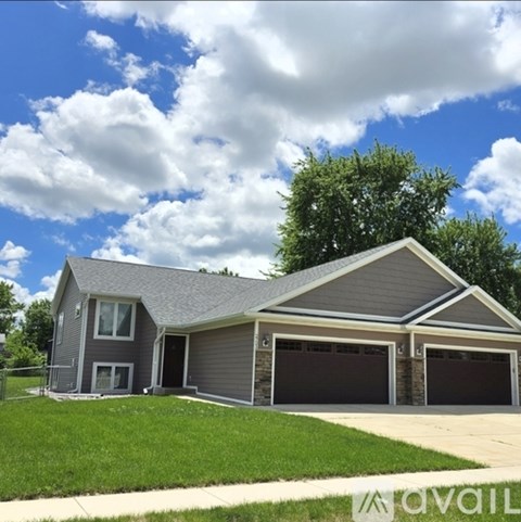 2721 Kellogg Avenue 3 Beds Apartment for Rent