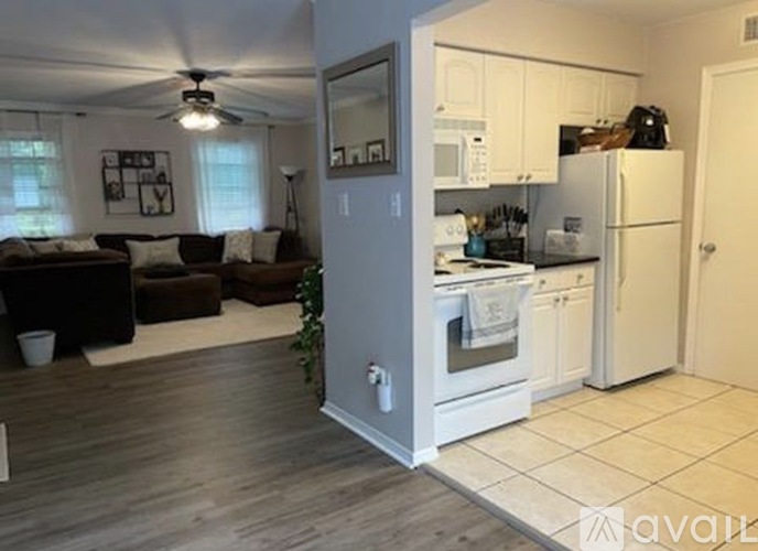 N Meridian St 2 Beds Apartment for Rent - Photo gallery 3