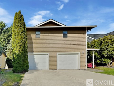 924 S Magnolia Ln 3 Beds Apartment for Rent