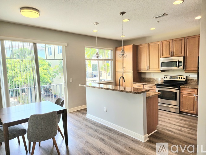 583 Northwest 35th Place 3 Beds Single Family Home for Rent - Photo gallery 5