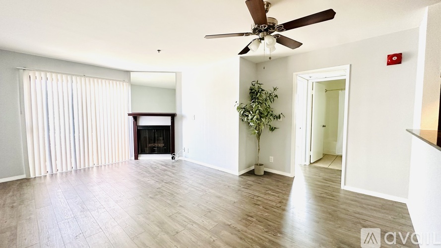 100 North Clark Drive 2 Beds Apartment for Rent - Photo gallery 1