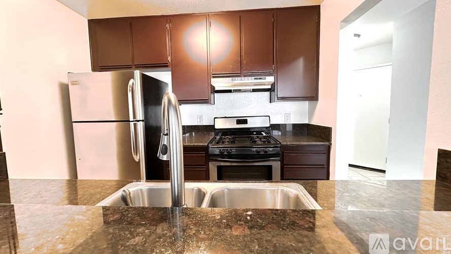 100 North Clark Drive 2 Beds Apartment for Rent - Photo gallery 3