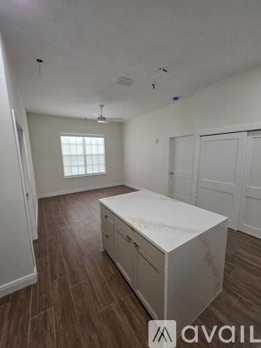 701 Mirror Lake Drive North 2 Beds Condo for Rent - Photo gallery 3
