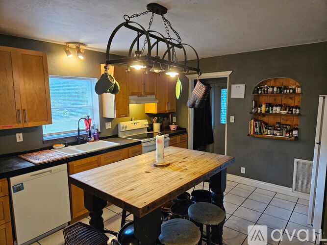 3916 Southwest 19th Street 4 Beds Single Family Home for Rent - Photo gallery 3