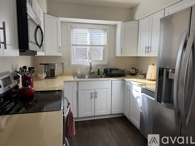 236 Kinross Avenue 2 Beds Single Family Home for Rent - Photo gallery 4