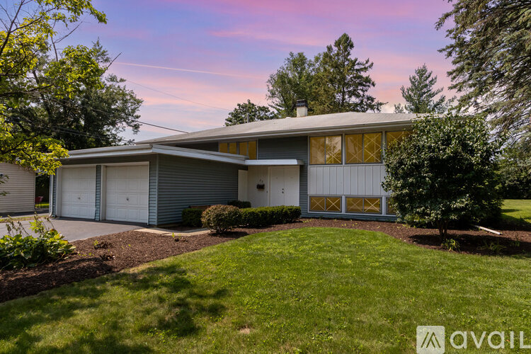 29 Robin Hill Dr 4 Beds Single Family Home for Rent - Photo gallery 2