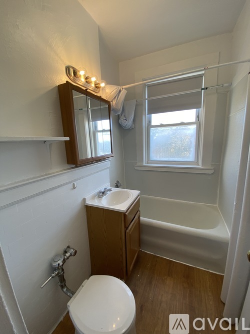 A bathroom with a toilet, sink, and bathtub.