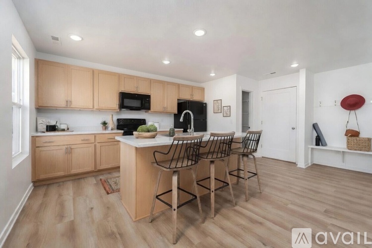 Newport Avenue 4 Beds Single Family Home for Rent - Photo gallery 4