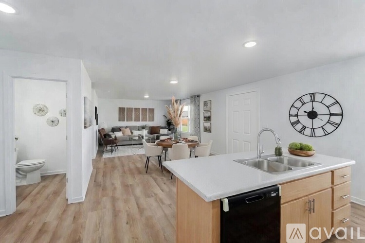 Newport Avenue 4 Beds Single Family Home for Rent - Photo gallery 5