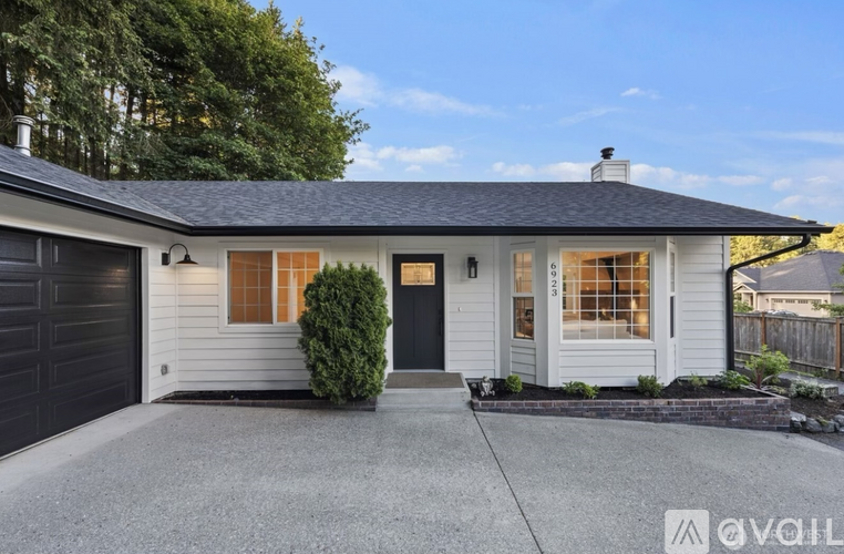 6923 35th St W 3 Beds Single Family Home for Rent - Photo gallery 3