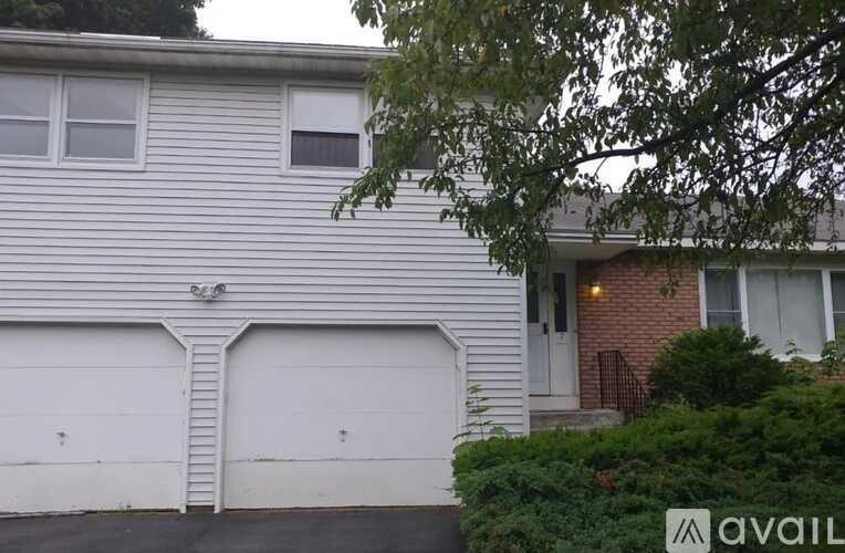 7 Longwood Drive 3 Beds Single Family Home for Rent - Photo gallery 5