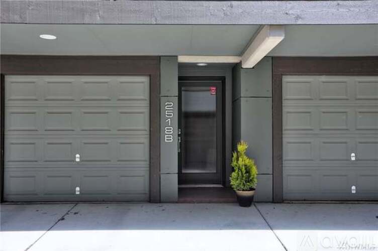 2518 Yale Avenue East 3 Beds Townhouse for Rent - Photo gallery 2
