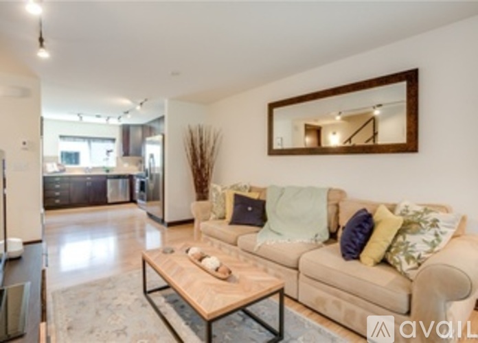 2518 Yale Avenue East 3 Beds Townhouse for Rent - Photo gallery 5