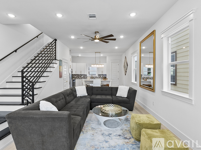 821 North Loop 3 Beds Townhouse for Rent - Photo gallery 2