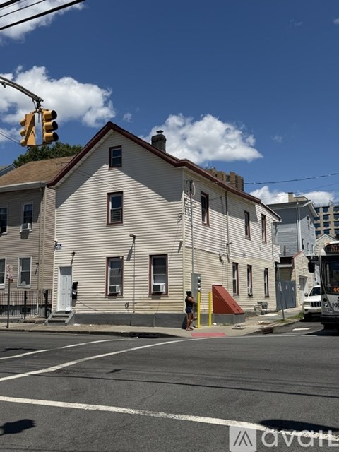 537 Summer St 3 Beds Apartment for Rent