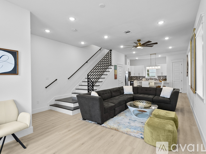 819 North Loop 3 Beds Townhouse for Rent - Photo gallery 3