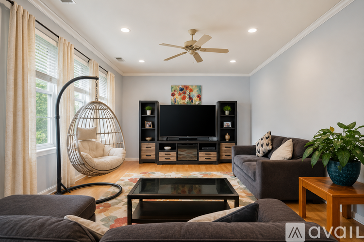 19 Hyde Park Drive 4 Beds Single Family Home for Rent - Photo gallery 5