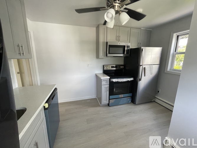 71 Alvord Lane 2 Beds Single Family Home for Rent - Photo gallery 2
