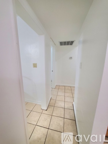 4732 E 1st St 1 Single Family Home for Rent - Photo gallery 2