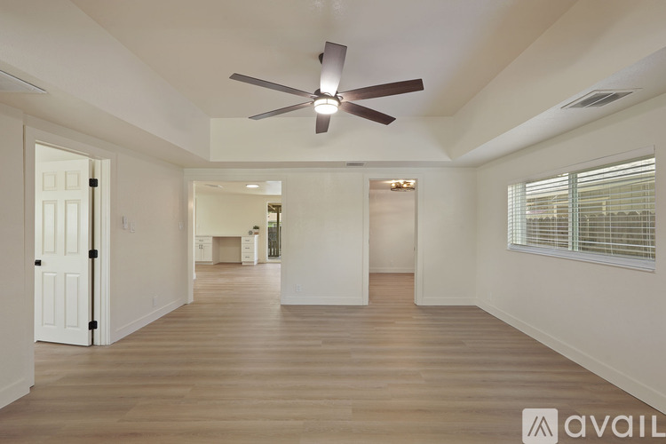 522 S Lincoln Way 3 Beds Single Family Home for Rent - Photo gallery 3