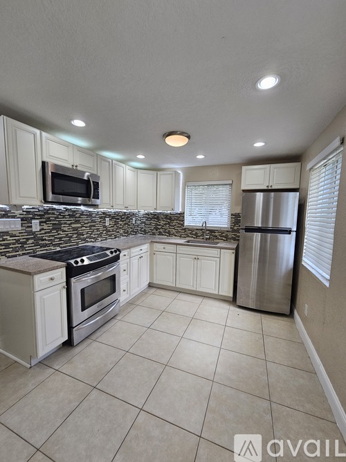 2660 Northeast 18th Street 2 Beds Single Family Home for Rent - Photo gallery 2