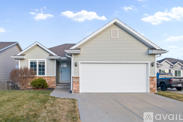 10015 S 170th Cir 4 Beds Single Family Home for Rent - Photo gallery 1