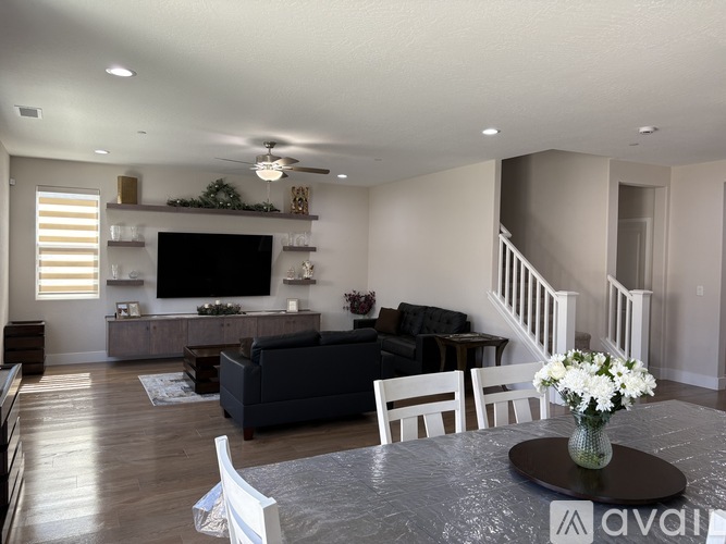 2875 E Colina Dr 4 Beds Single Family Home for Rent - Photo gallery 2