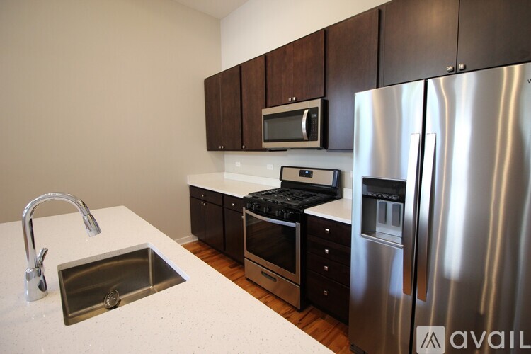 1801 W School St 3 Beds Apartment for Rent - Photo gallery 2