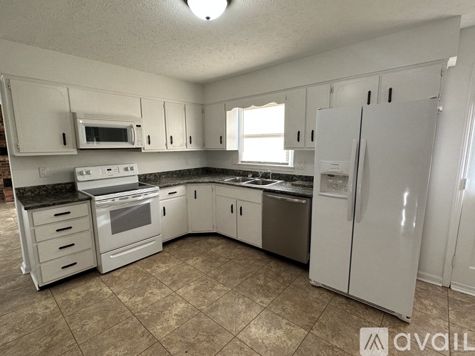 2500 S College Hills Dr 3 Beds Single Family Home for Rent - Photo gallery 5
