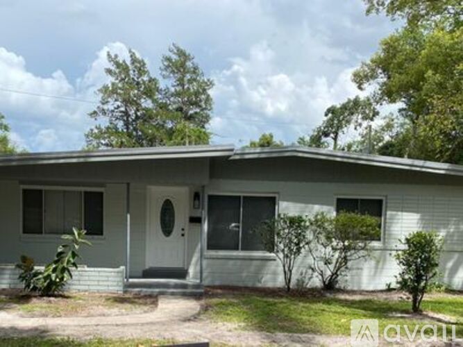 1115 Northeast 5th Place 3 Beds Single Family Home for Rent - Photo gallery 1