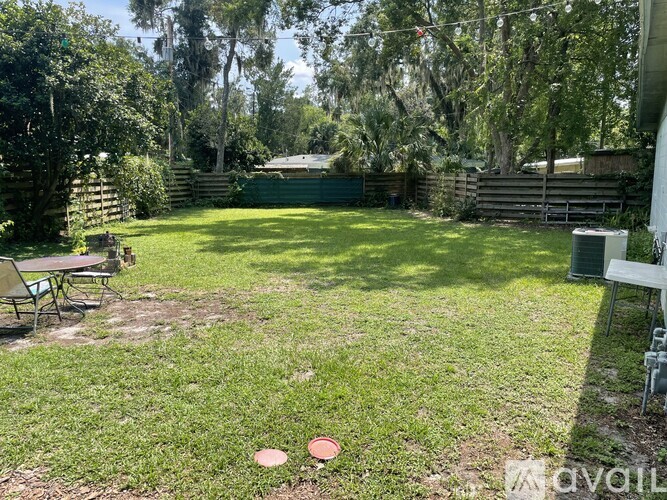 1115 Northeast 5th Place 3 Beds Single Family Home for Rent - Photo gallery 3