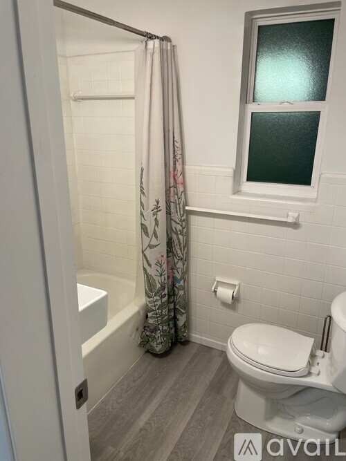 1115 Northeast 5th Place 3 Beds Single Family Home for Rent - Photo gallery 5